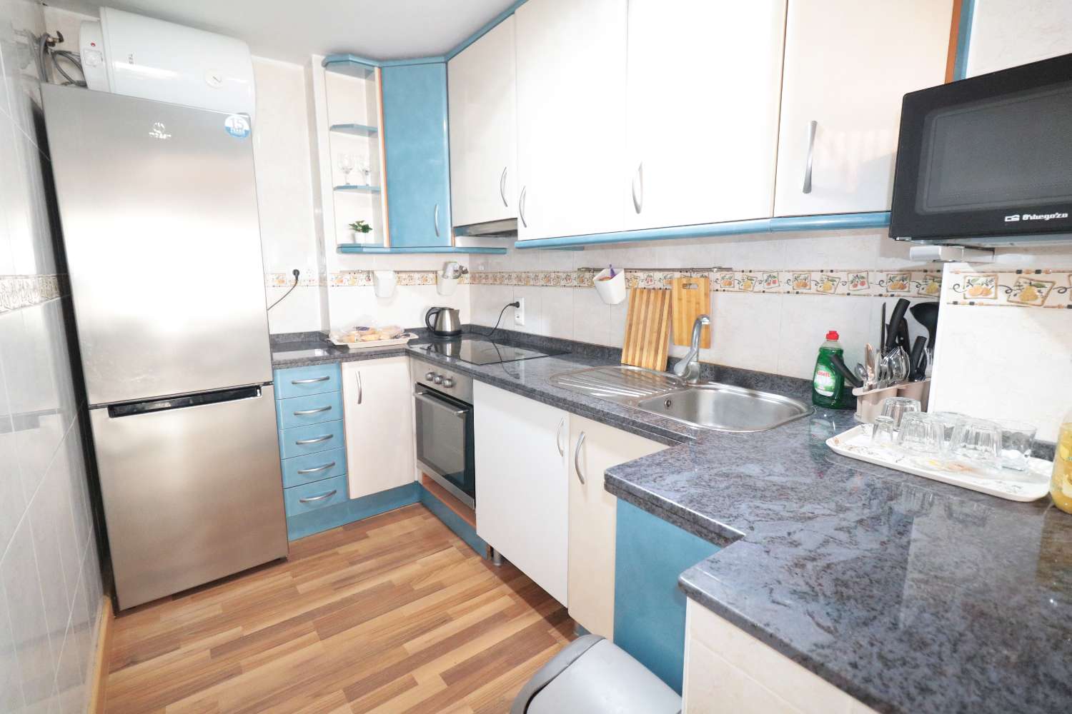 POLOREKONSTRUOVANÝ PENTHOUSE S VELKOU TERASOU 150 METRŮ OD PLÁŽE – ACEQUIÓN, TORREVIEJA