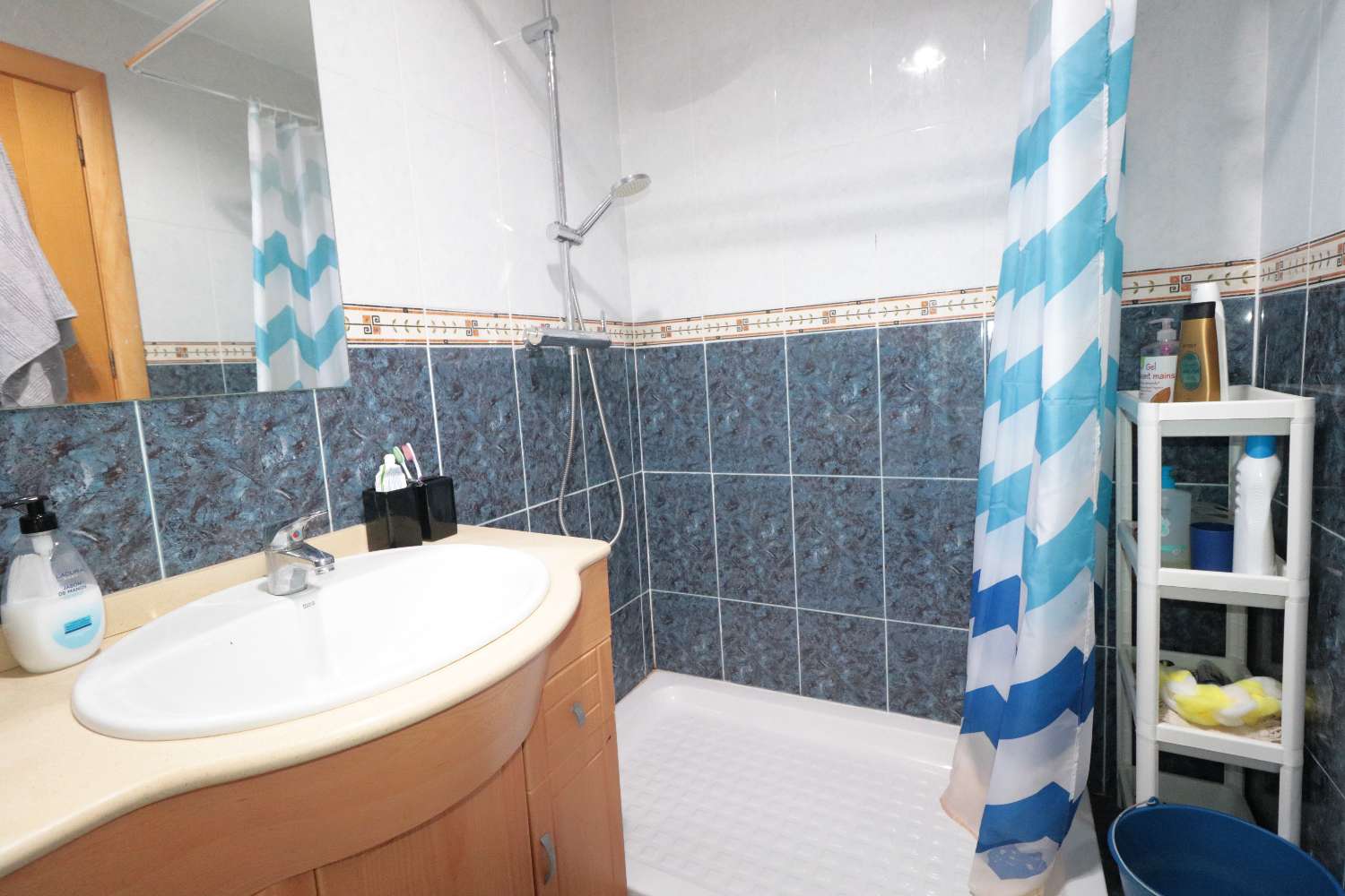 POLOREKONSTRUOVANÝ PENTHOUSE S VELKOU TERASOU 150 METRŮ OD PLÁŽE – ACEQUIÓN, TORREVIEJA