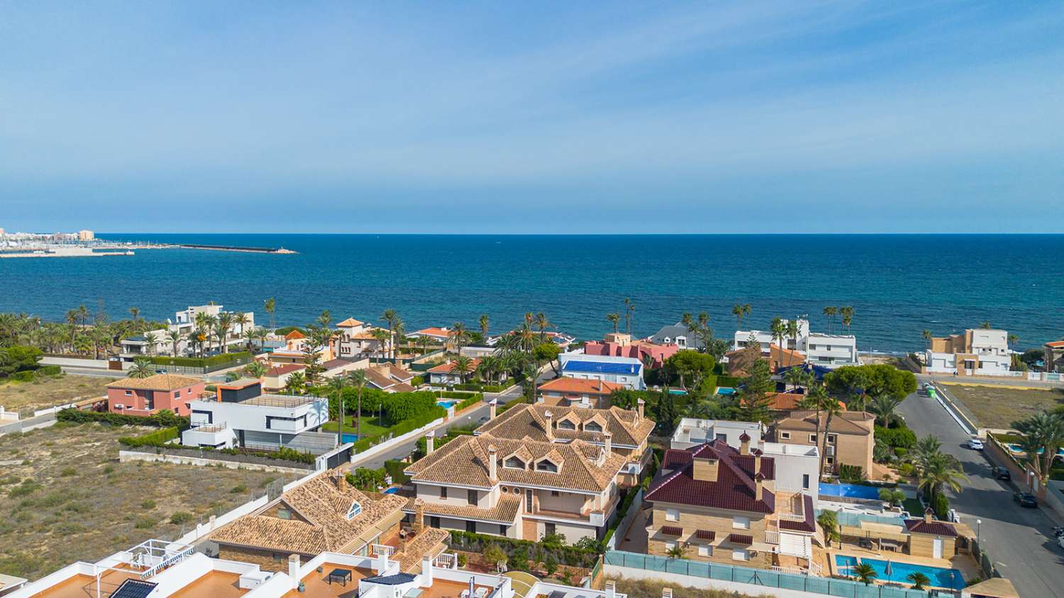 LUXUSNÍ SAMOSTATNĚ STOJÍCÍ VILA V LA VELETA – TORREVIEJA