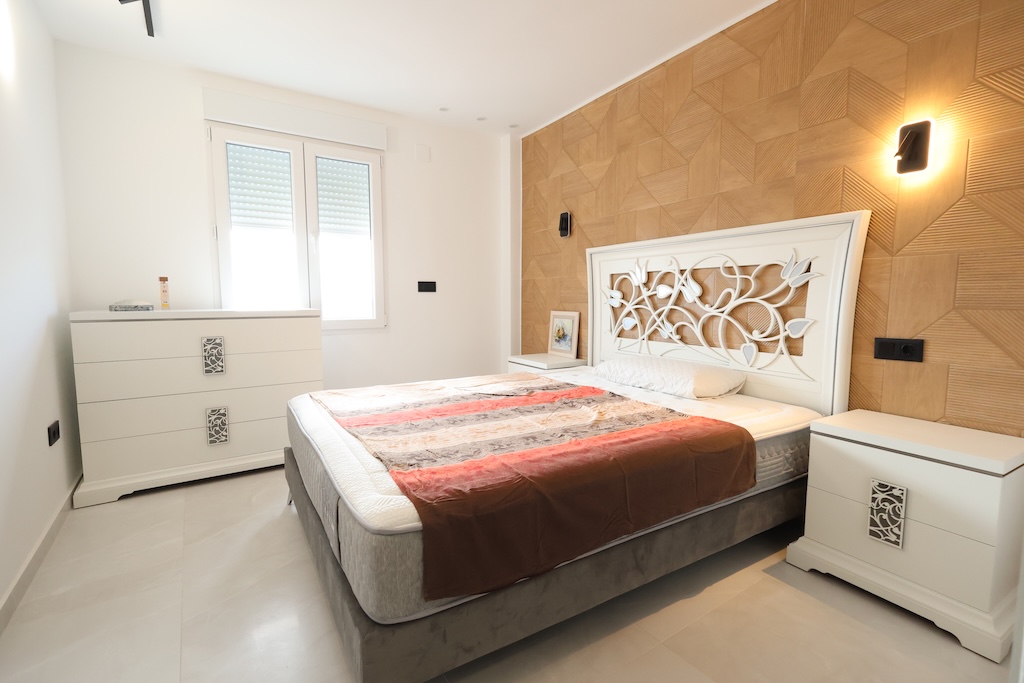 位于PILAR DE LA HORADADA中心的高品质翻新公寓