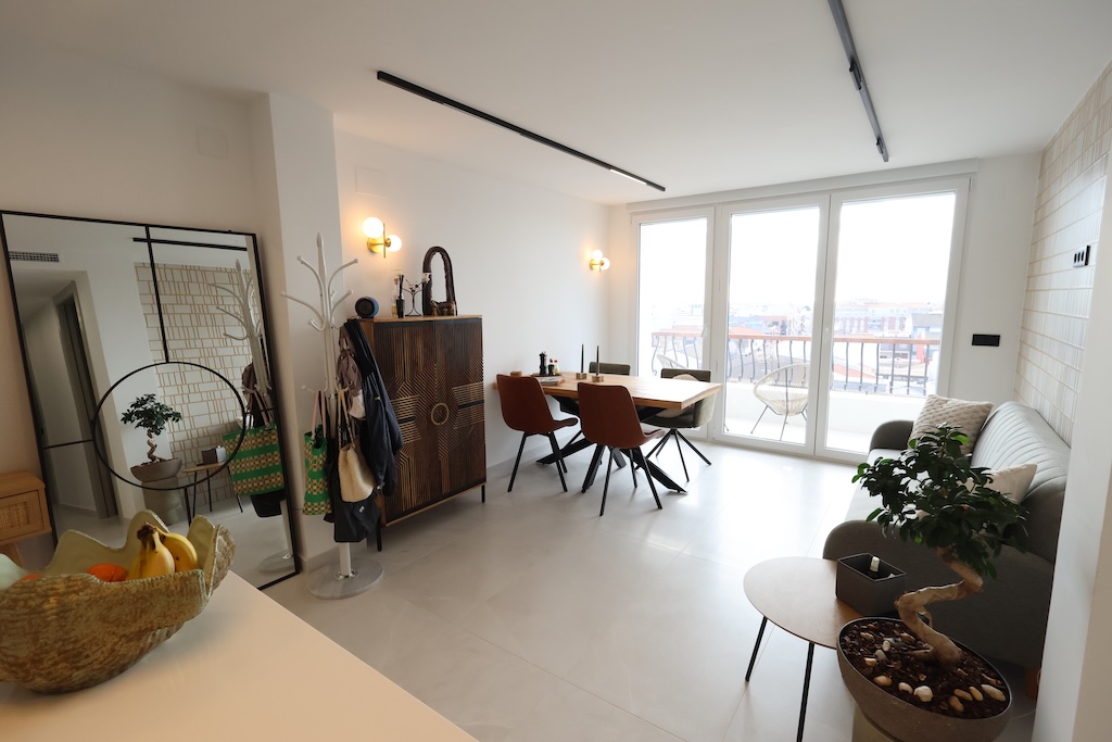 位于PILAR DE LA HORADADA中心的高品质翻新公寓