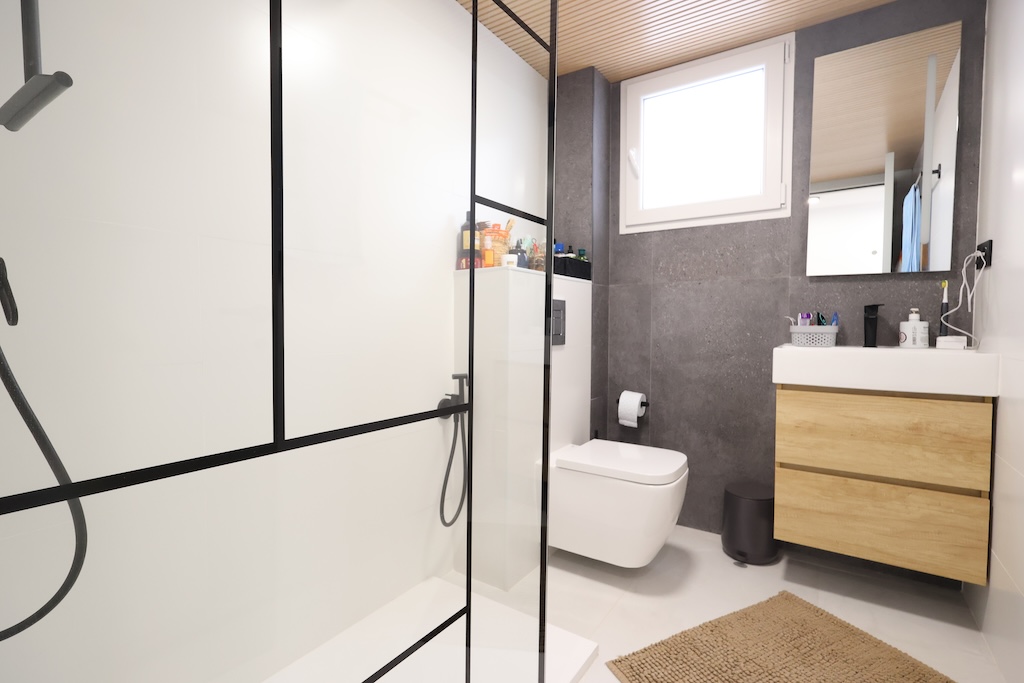 位于PILAR DE LA HORADADA中心的高品质翻新公寓