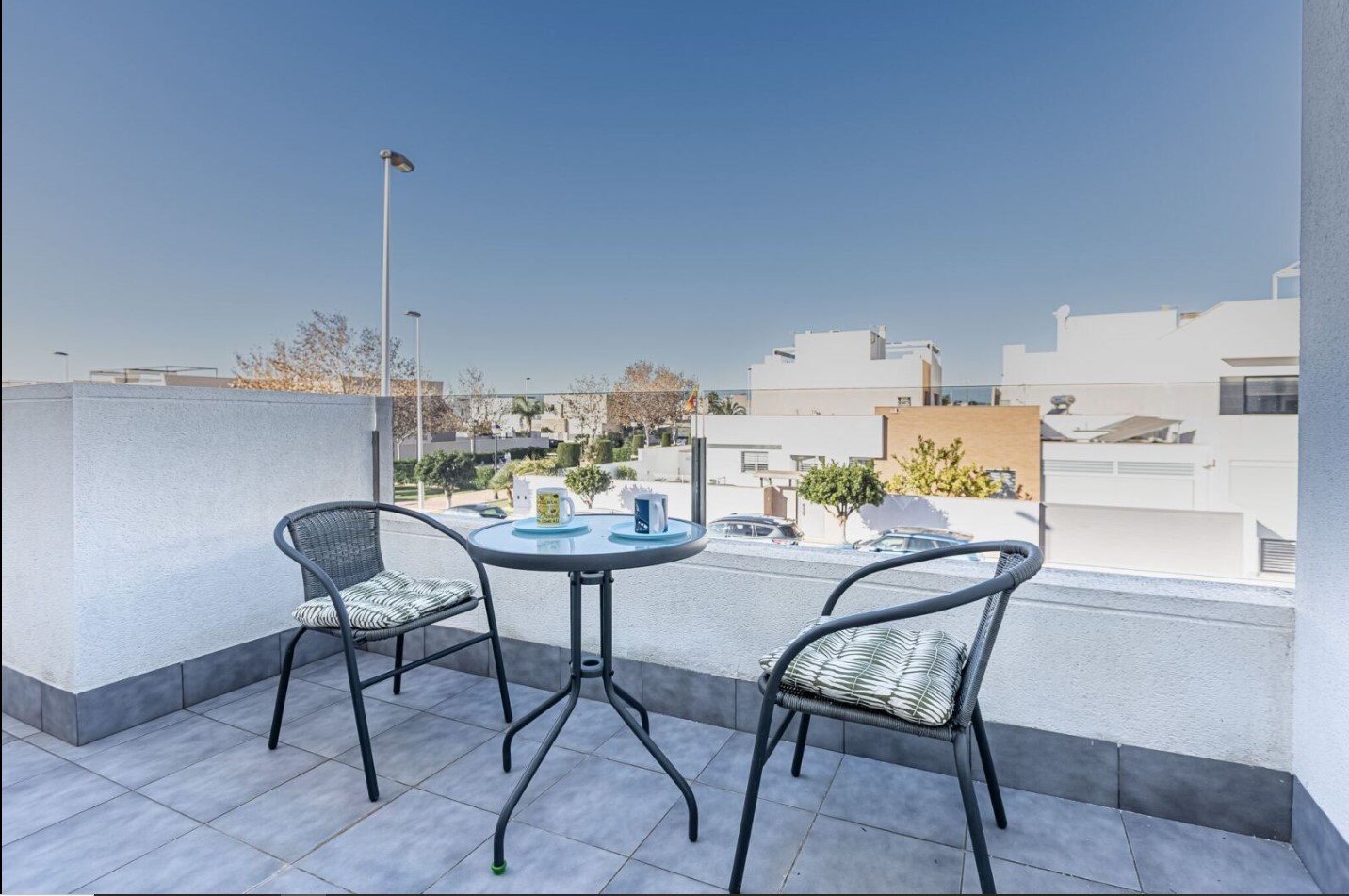 位于马尔梅诺尔海滩附近的美丽房产，价格优惠