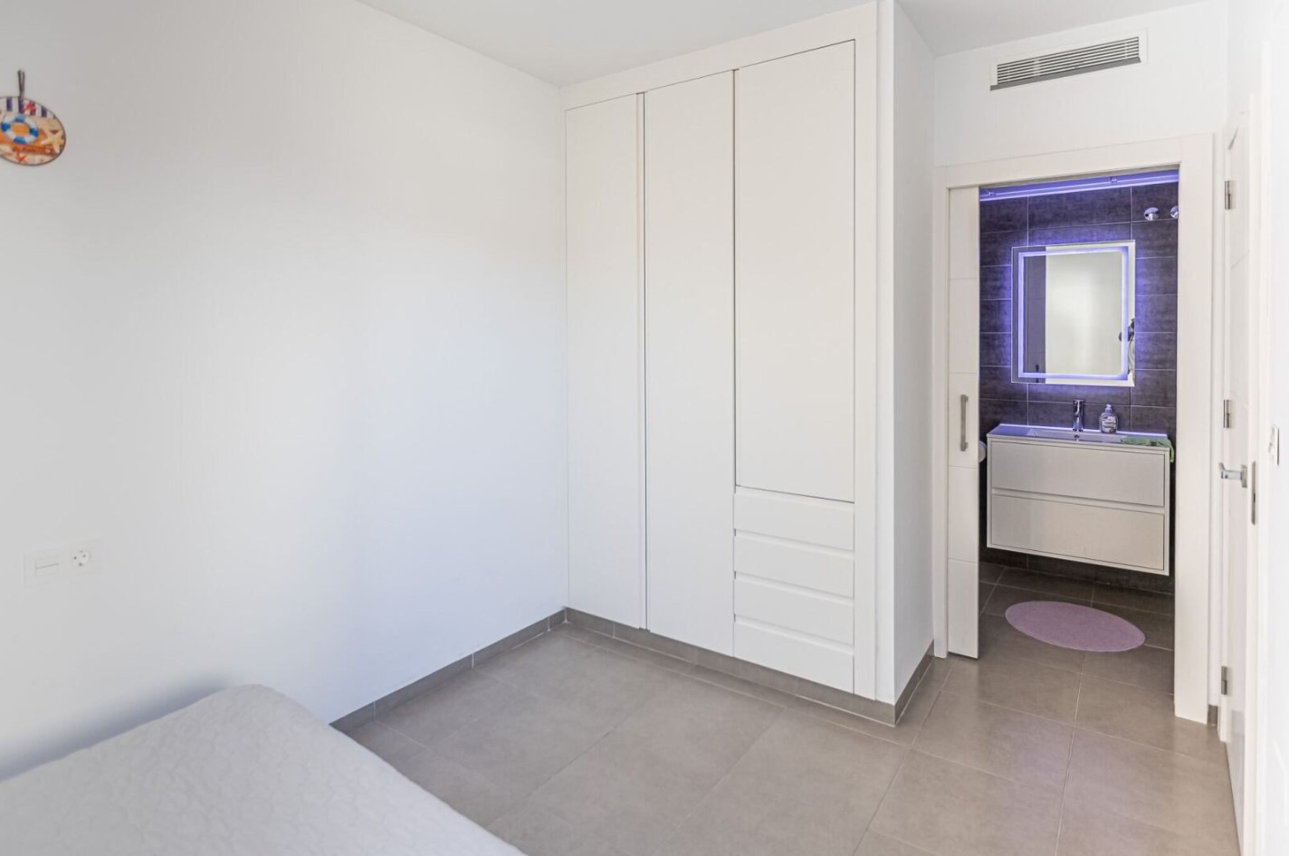 位于马尔梅诺尔海滩附近的美丽房产，价格优惠