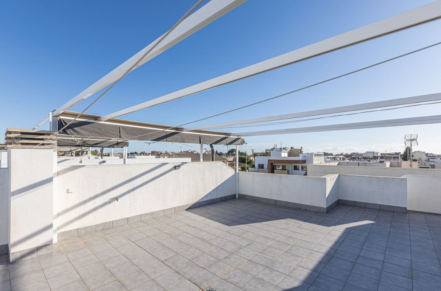 位于马尔梅诺尔海滩附近的美丽房产，价格优惠