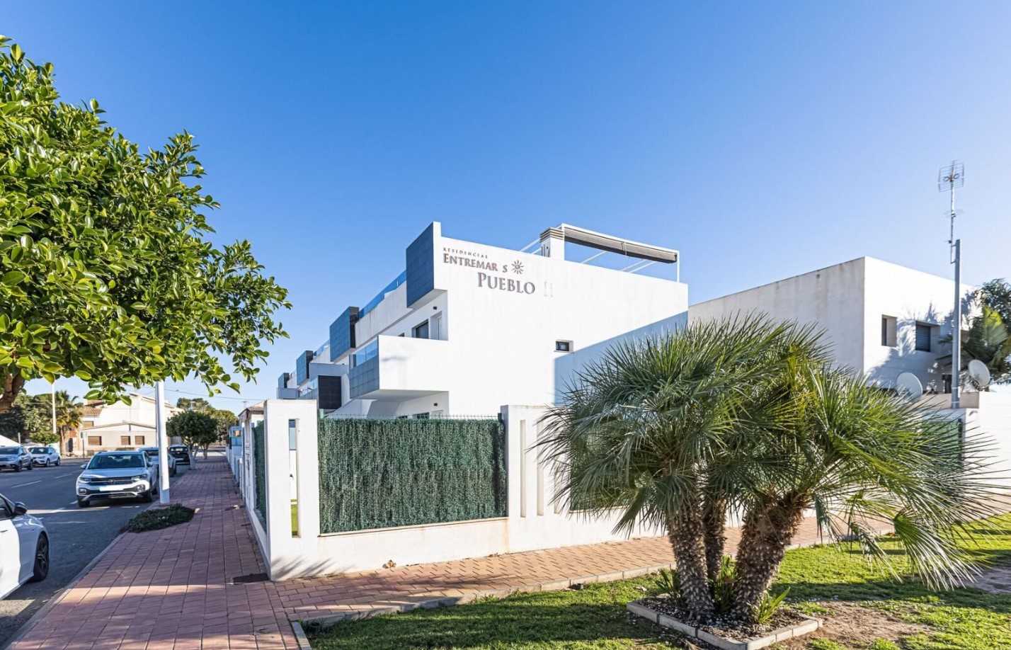 位于马尔梅诺尔海滩附近的美丽房产，价格优惠