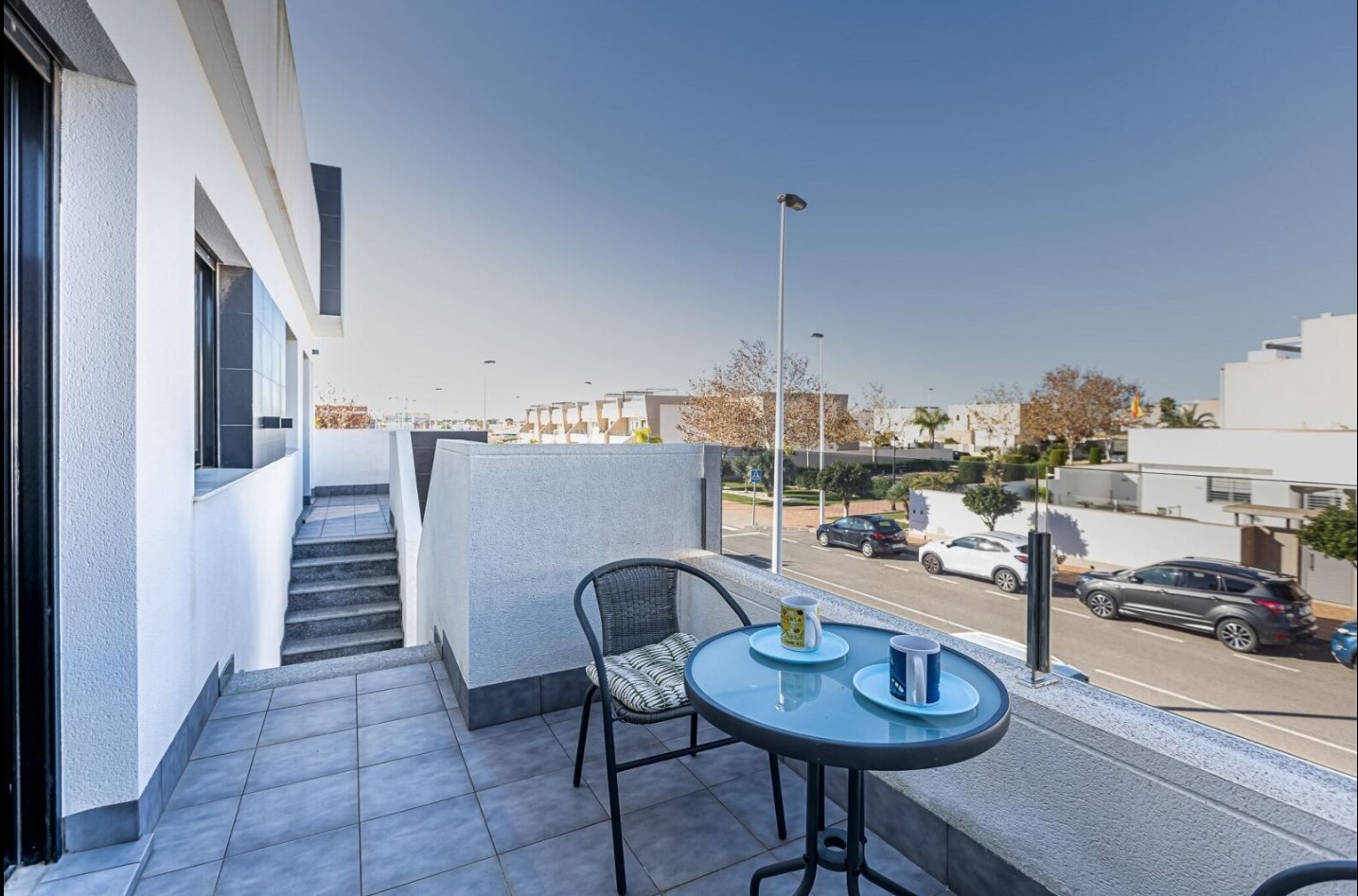 位于马尔梅诺尔海滩附近的美丽房产，价格优惠