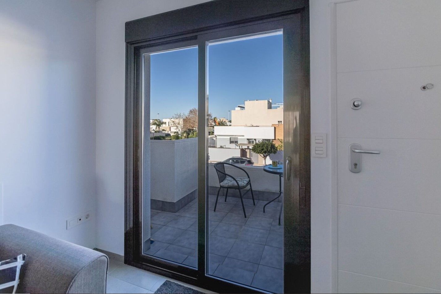 位于马尔梅诺尔海滩附近的美丽房产，价格优惠