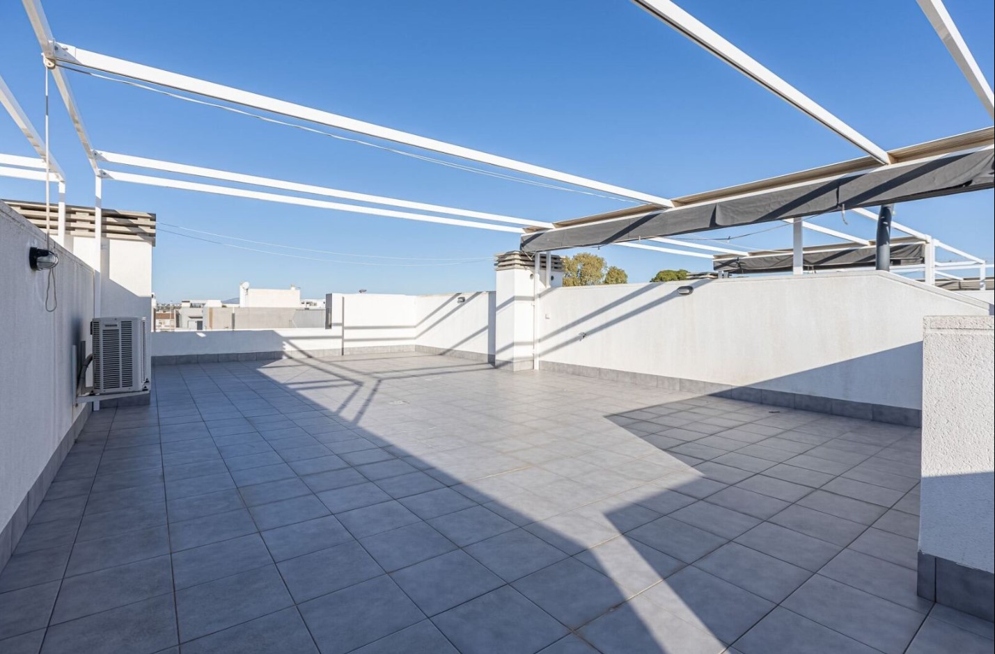 位于马尔梅诺尔海滩附近的美丽房产，价格优惠