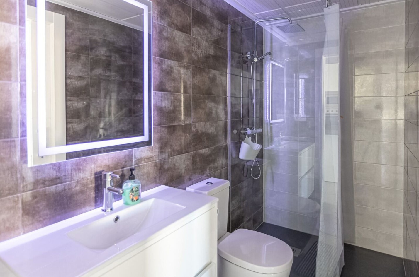 位于马尔梅诺尔海滩附近的美丽房产，价格优惠