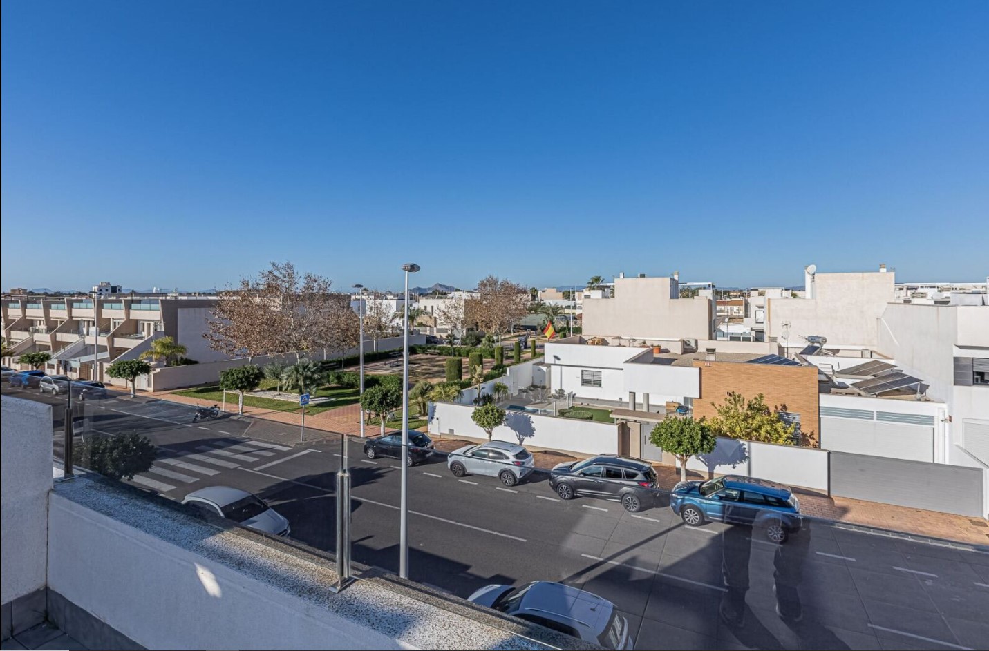 位于马尔梅诺尔海滩附近的美丽房产，价格优惠