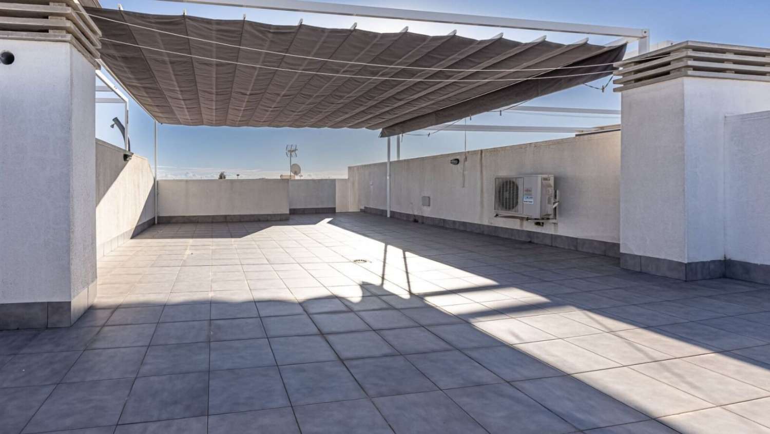 位于马尔梅诺尔海滩附近的美丽房产，价格优惠