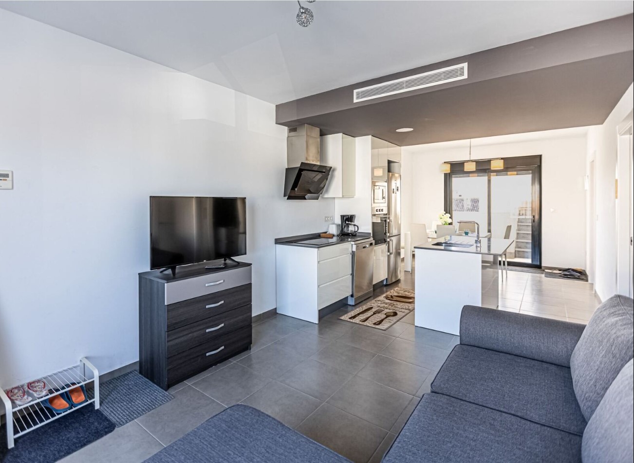 位于马尔梅诺尔海滩附近的美丽房产，价格优惠