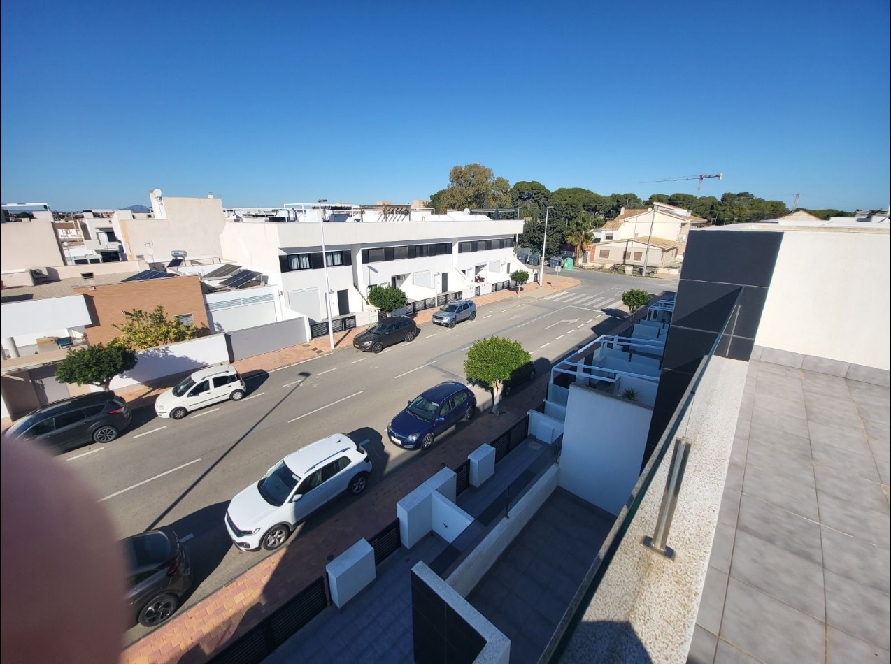 位于马尔梅诺尔海滩附近的美丽房产，价格优惠