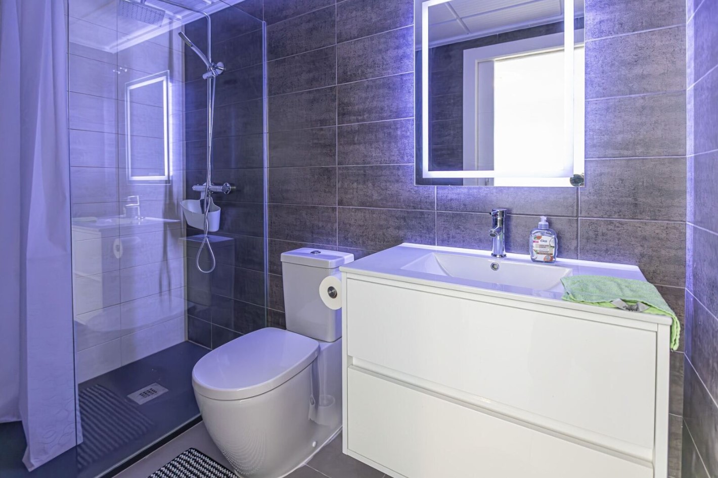 位于马尔梅诺尔海滩附近的美丽房产，价格优惠