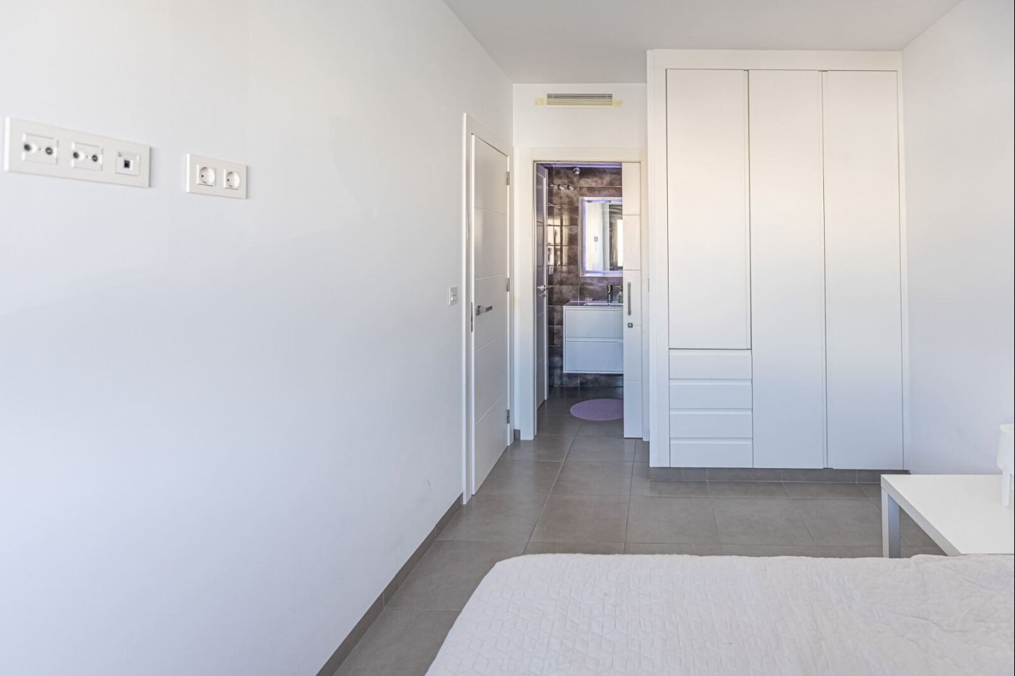 位于马尔梅诺尔海滩附近的美丽房产，价格优惠