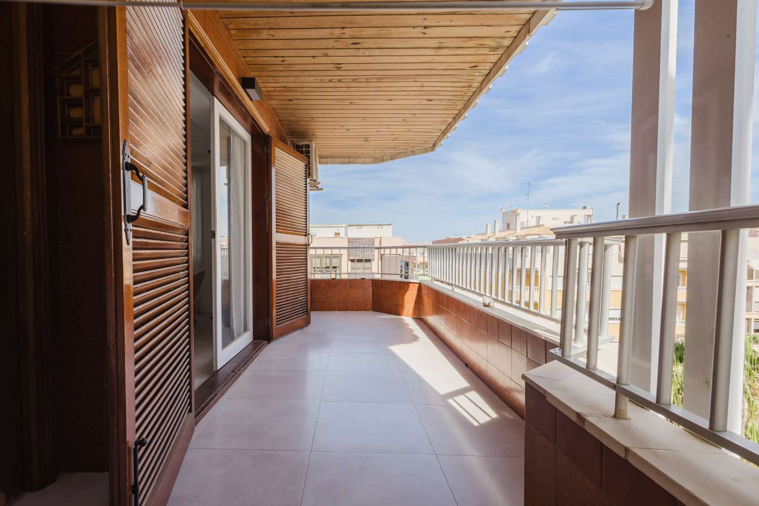 ПОВНІСТЮ ВІДРЕМОНТОВАНА КВАРТИРА З ВИДОМ НА МОРЕ В ТОРРЕВ'ЄХА