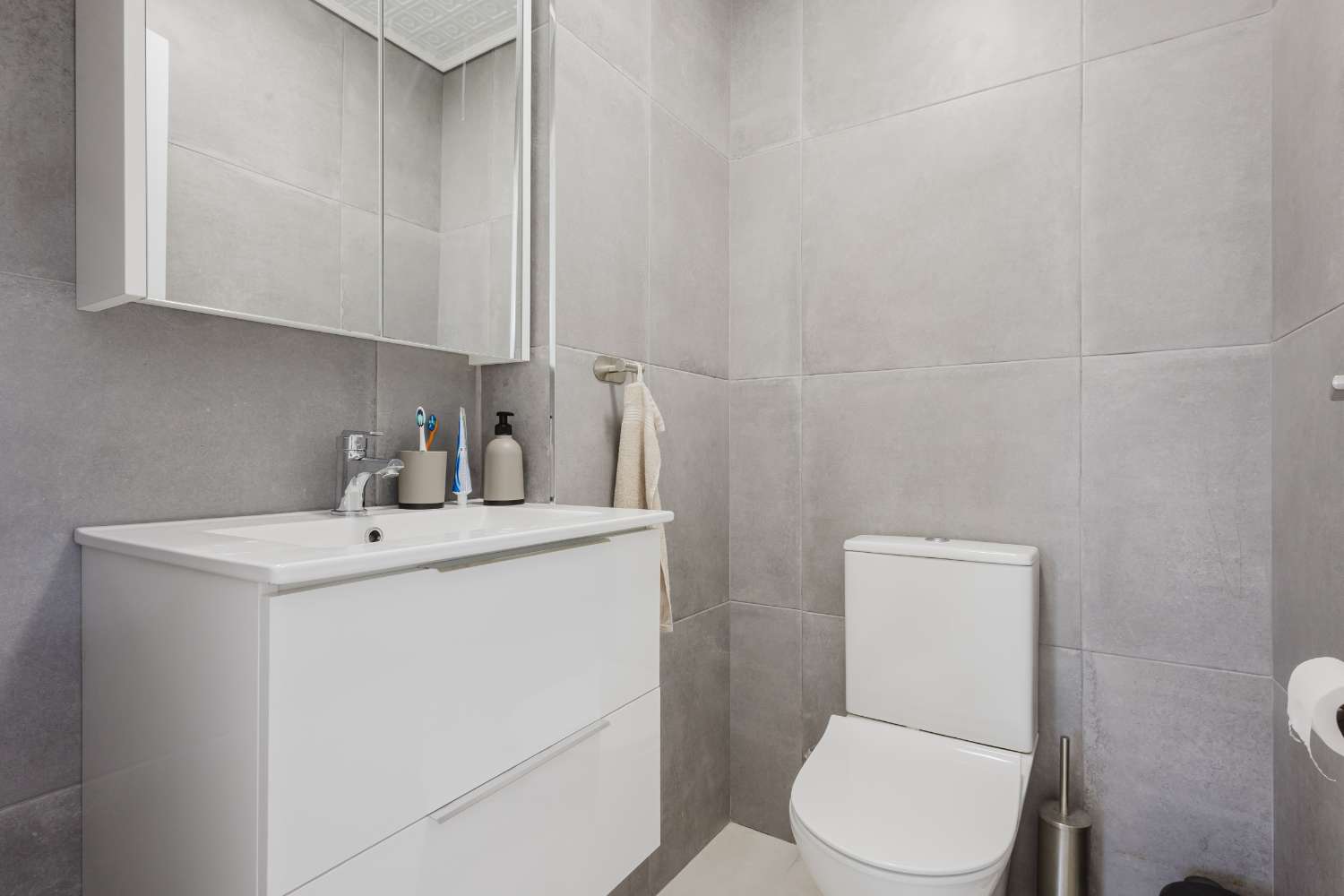 ПОВНІСТЮ ВІДРЕМОНТОВАНА КВАРТИРА З ВИДОМ НА МОРЕ В ТОРРЕВ'ЄХА