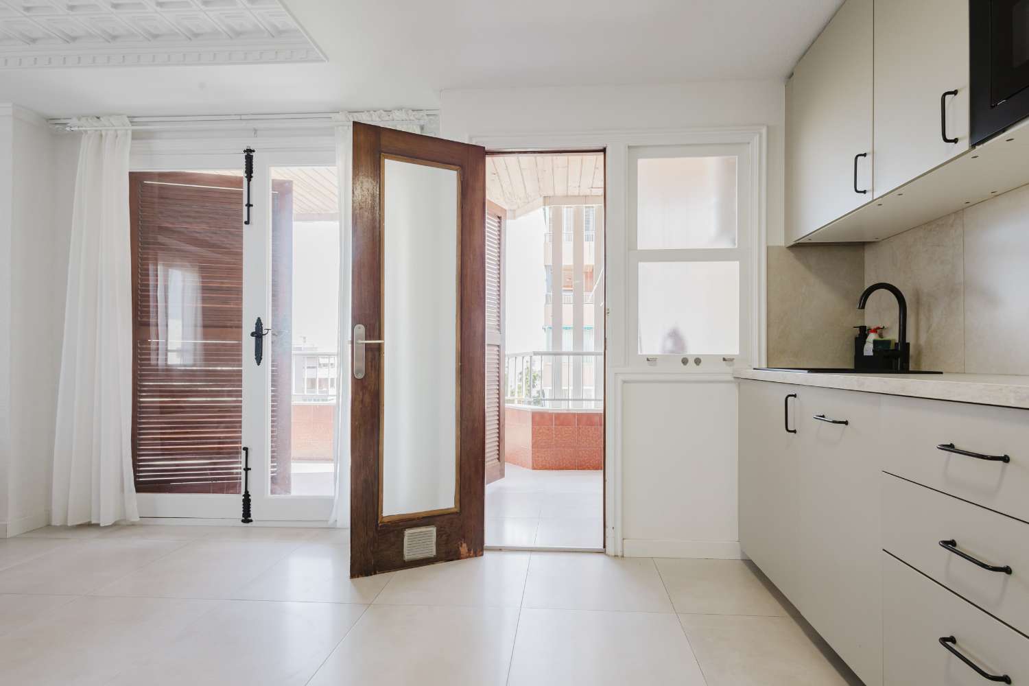 ПОВНІСТЮ ВІДРЕМОНТОВАНА КВАРТИРА З ВИДОМ НА МОРЕ В ТОРРЕВ'ЄХА