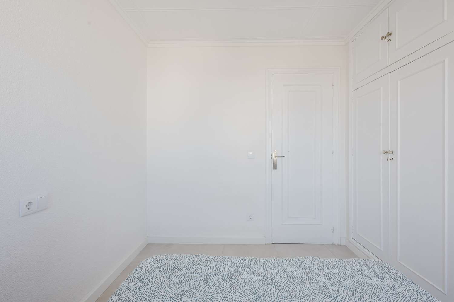 ПОВНІСТЮ ВІДРЕМОНТОВАНА КВАРТИРА З ВИДОМ НА МОРЕ В ТОРРЕВ'ЄХА