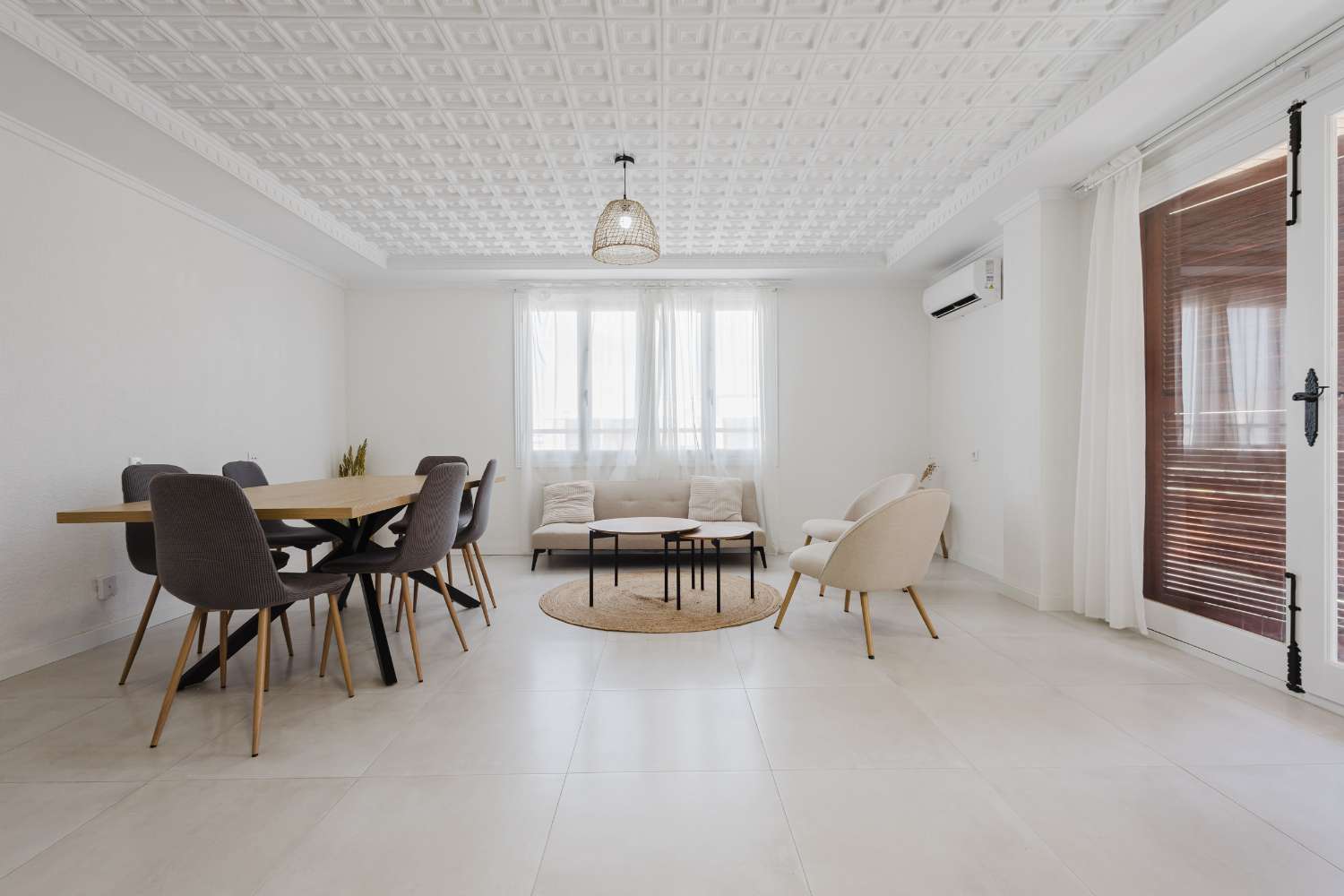 ПОВНІСТЮ ВІДРЕМОНТОВАНА КВАРТИРА З ВИДОМ НА МОРЕ В ТОРРЕВ'ЄХА