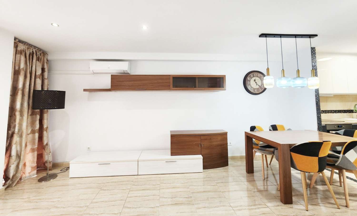 SPEKTAKULÆR RENOVERT LEILIGHET MED TURISTLISENS 270 M FRA STRANDEN – PLAYA DEL CURA, TORREVIEJA