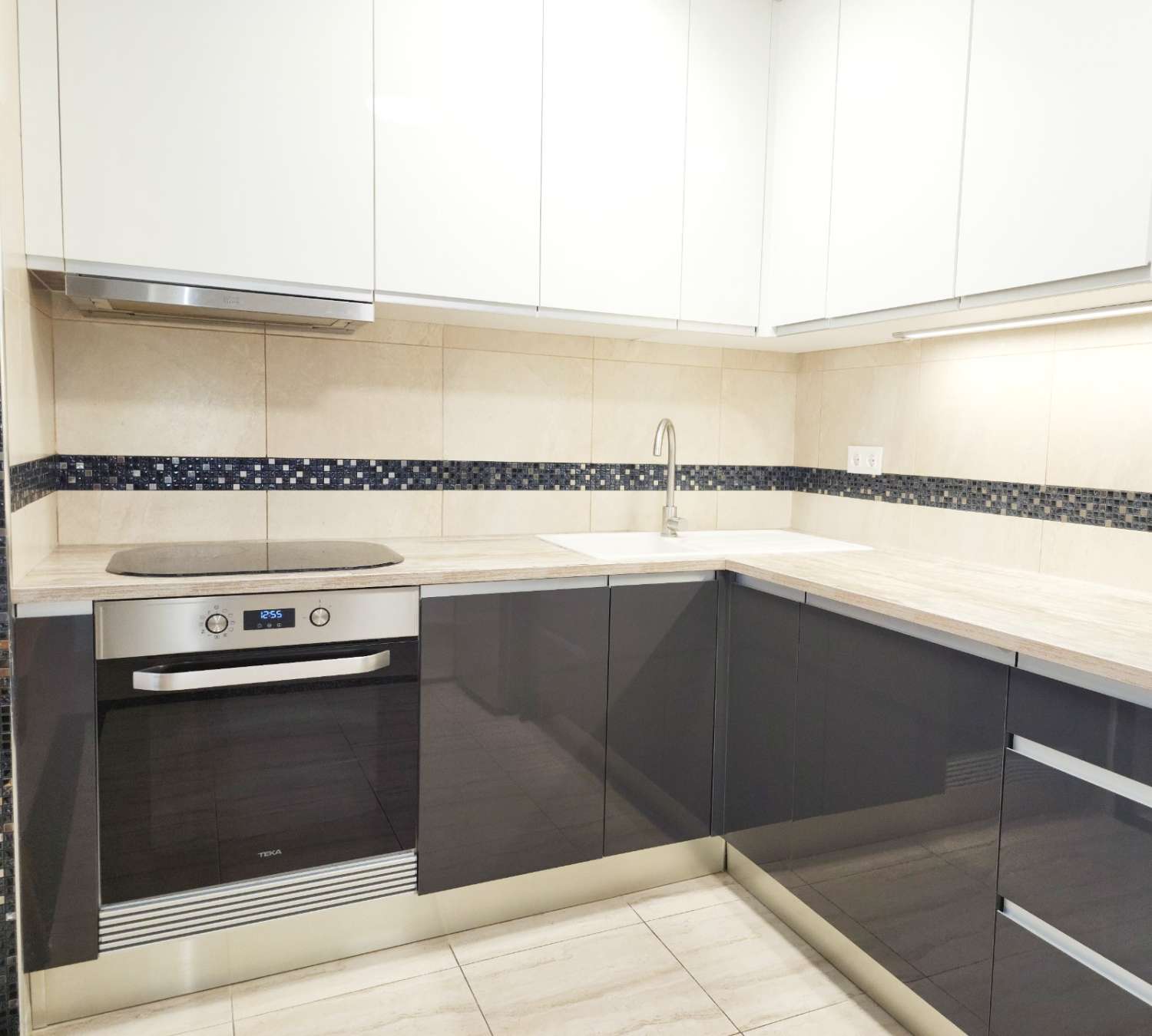 SPEKTAKULÆR RENOVERT LEILIGHET MED TURISTLISENS 270 M FRA STRANDEN – PLAYA DEL CURA, TORREVIEJA