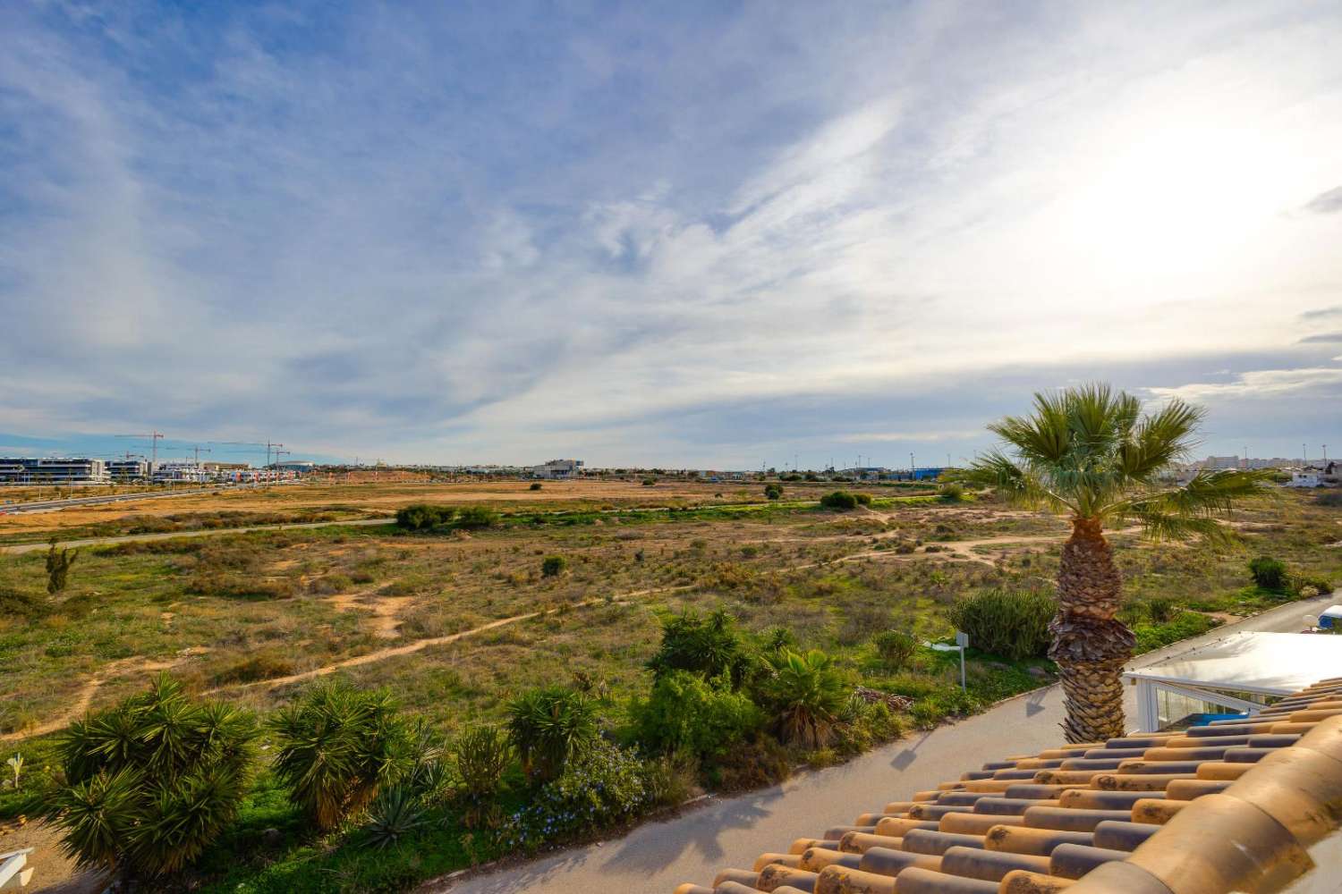 SJARMERENDE LEILIGHET I ØVERSTE ETASJE MED STORT PRIVAT SOLARIUM I JARDÍN DEL MAR