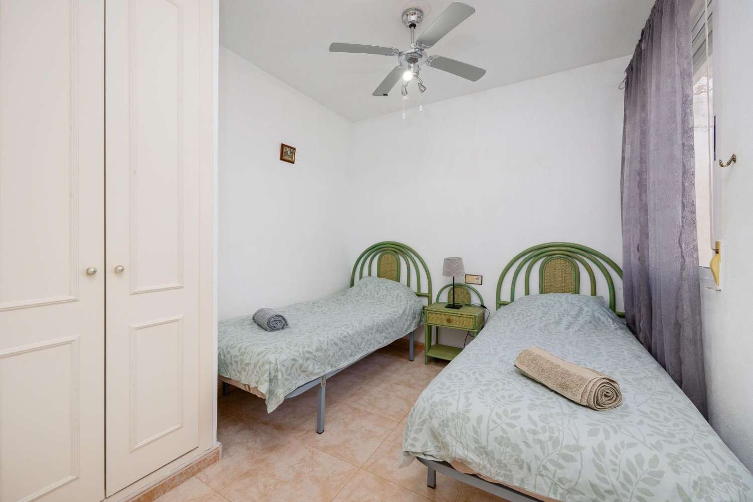 SJARMERENDE LEILIGHET I ØVERSTE ETASJE MED STORT PRIVAT SOLARIUM I JARDÍN DEL MAR