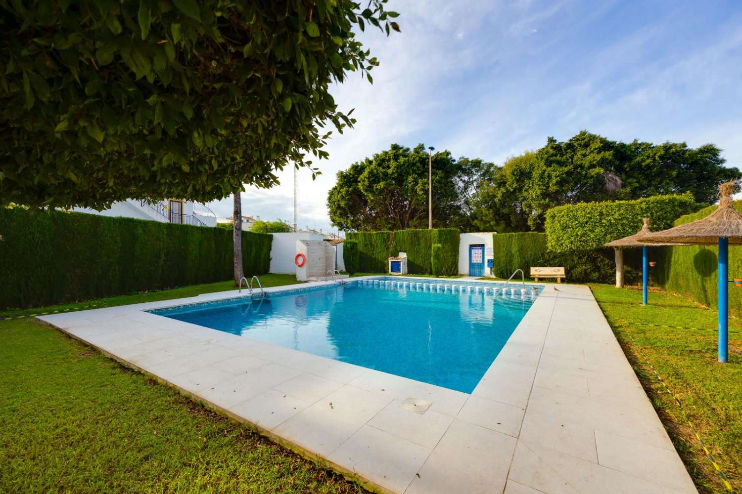 SJARMERENDE LEILIGHET I ØVERSTE ETASJE MED STORT PRIVAT SOLARIUM I JARDÍN DEL MAR