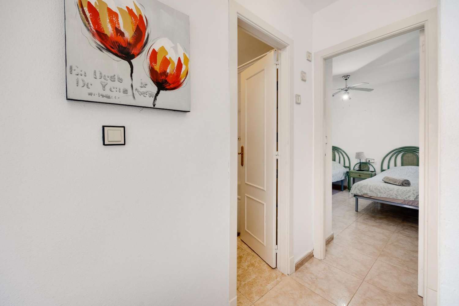 SJARMERENDE LEILIGHET I ØVERSTE ETASJE MED STORT PRIVAT SOLARIUM I JARDÍN DEL MAR