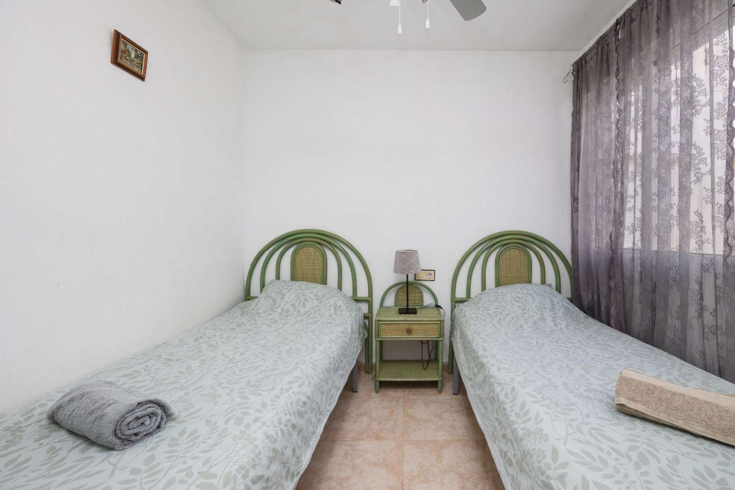 SJARMERENDE LEILIGHET I ØVERSTE ETASJE MED STORT PRIVAT SOLARIUM I JARDÍN DEL MAR