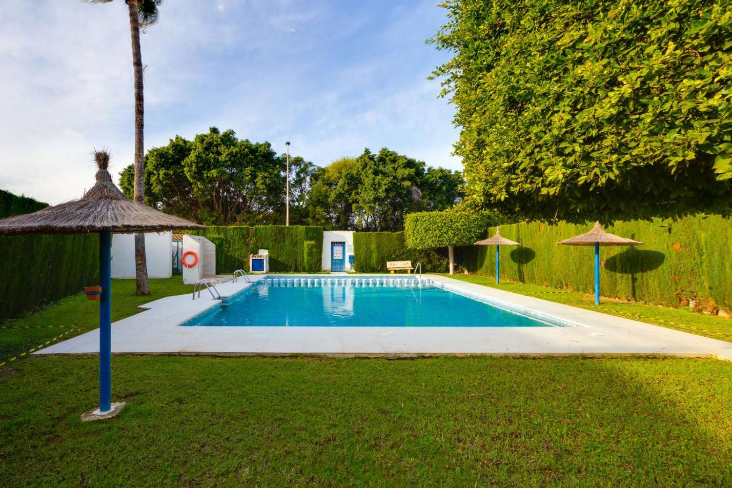 SJARMERENDE LEILIGHET I ØVERSTE ETASJE MED STORT PRIVAT SOLARIUM I JARDÍN DEL MAR