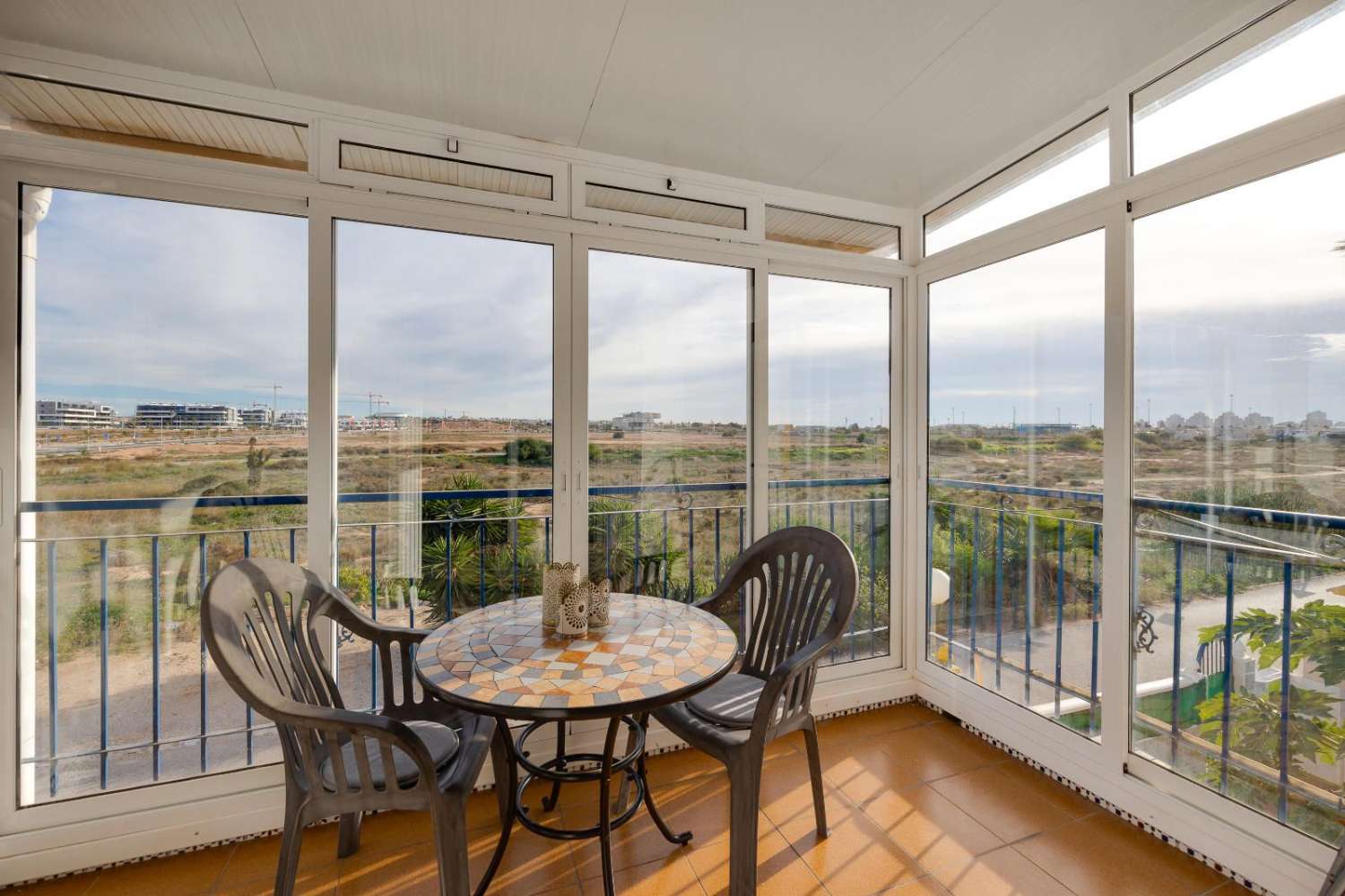 SJARMERENDE LEILIGHET I ØVERSTE ETASJE MED STORT PRIVAT SOLARIUM I JARDÍN DEL MAR