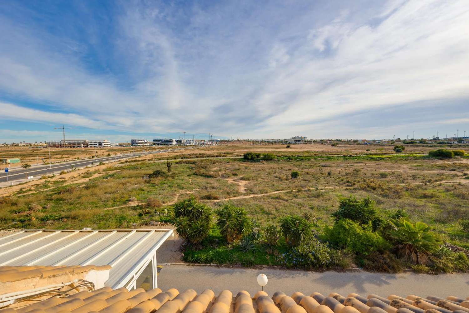 SJARMERENDE LEILIGHET I ØVERSTE ETASJE MED STORT PRIVAT SOLARIUM I JARDÍN DEL MAR