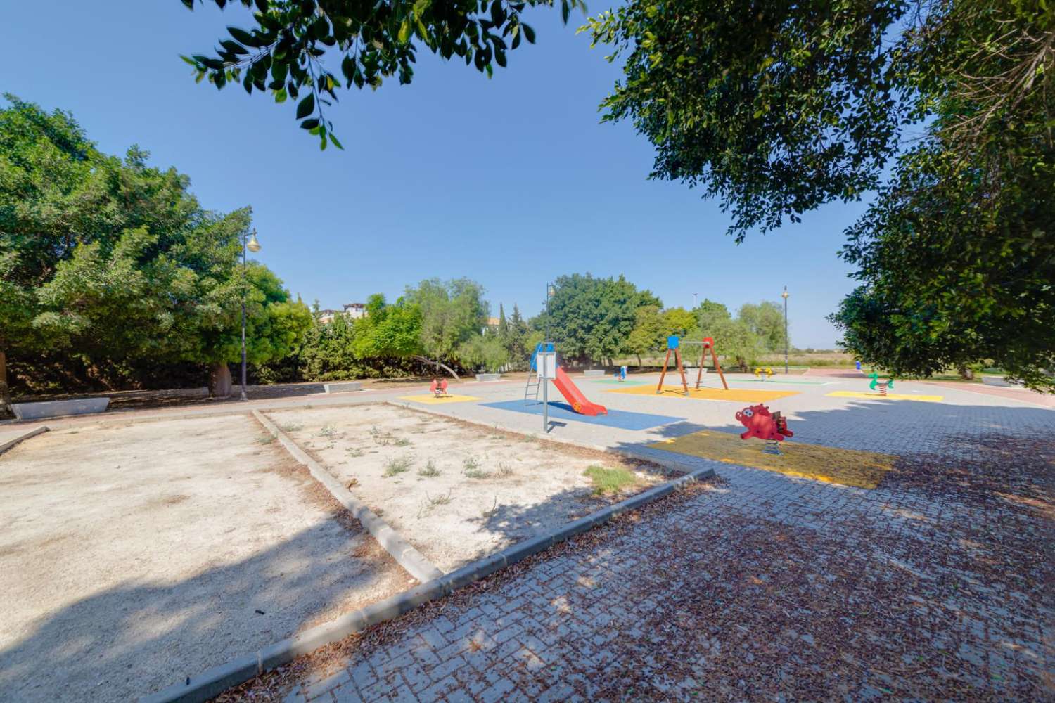 SJARMERENDE LEILIGHET I ØVERSTE ETASJE MED STORT PRIVAT SOLARIUM I JARDÍN DEL MAR