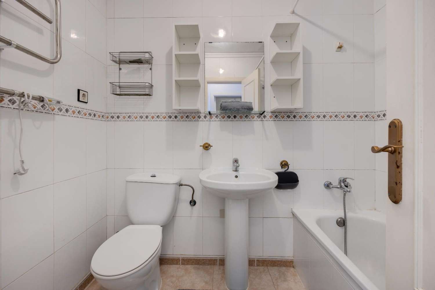 SJARMERENDE LEILIGHET I ØVERSTE ETASJE MED STORT PRIVAT SOLARIUM I JARDÍN DEL MAR