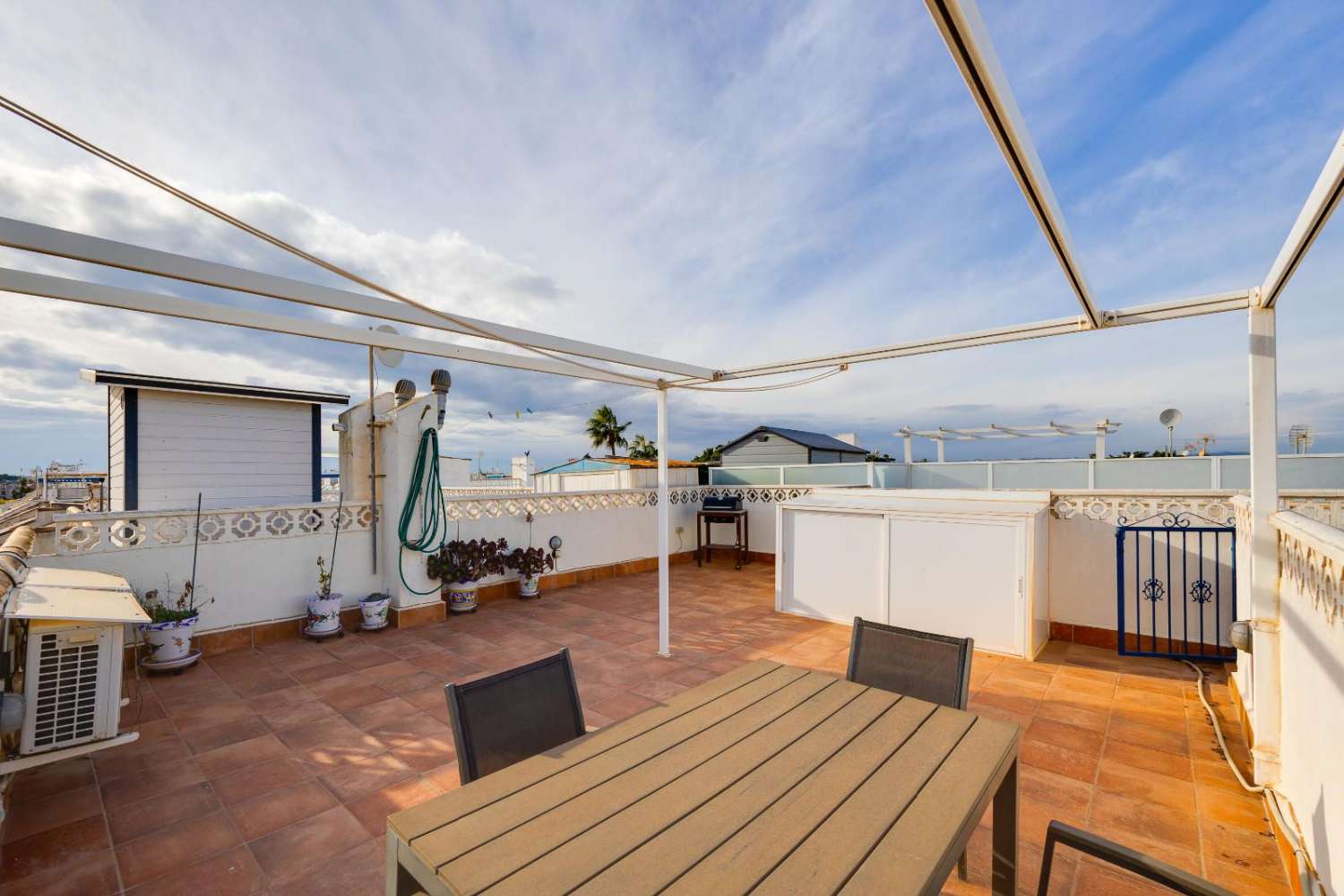 SJARMERENDE LEILIGHET I ØVERSTE ETASJE MED STORT PRIVAT SOLARIUM I JARDÍN DEL MAR