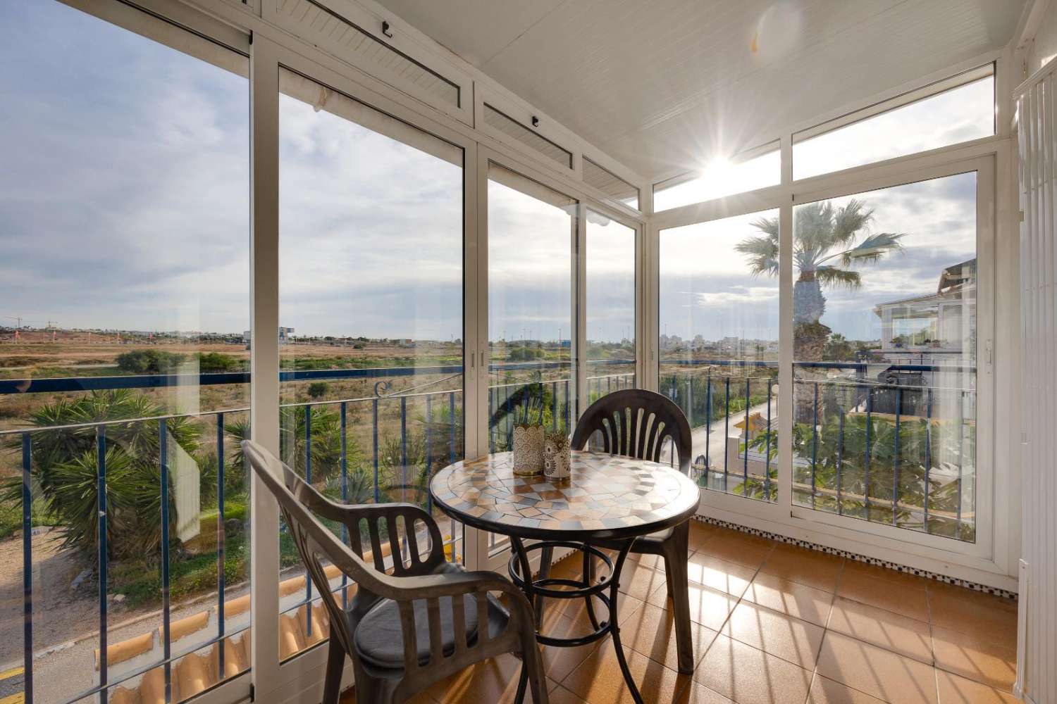 SJARMERENDE LEILIGHET I ØVERSTE ETASJE MED STORT PRIVAT SOLARIUM I JARDÍN DEL MAR