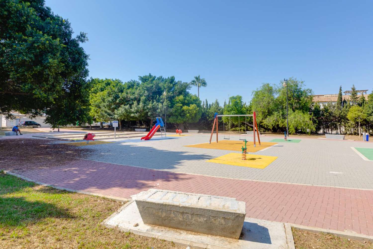 SJARMERENDE LEILIGHET I ØVERSTE ETASJE MED STORT PRIVAT SOLARIUM I JARDÍN DEL MAR