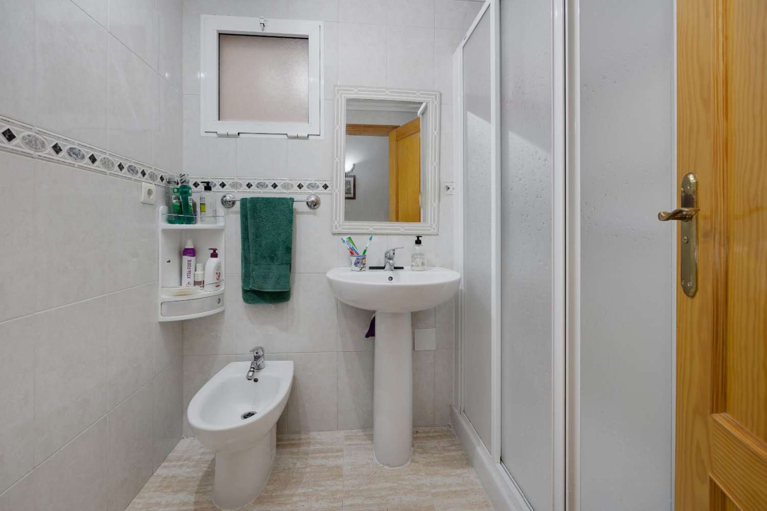 ROMSLIG 3-ROMS LEILIGHET MED GARASJE, LAGERROM OG FELLES BASSENG I TORREVIEJA