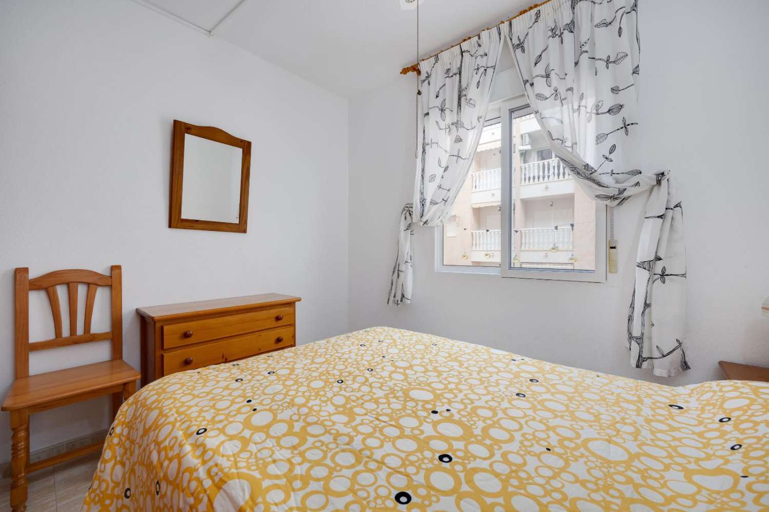 ROMSLIG 3-ROMS LEILIGHET MED GARASJE, LAGERROM OG FELLES BASSENG I TORREVIEJA