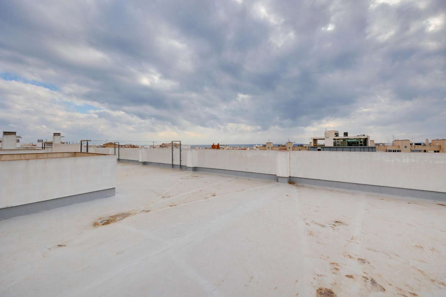 ROMSLIG 3-ROMS LEILIGHET MED GARASJE, LAGERROM OG FELLES BASSENG I TORREVIEJA