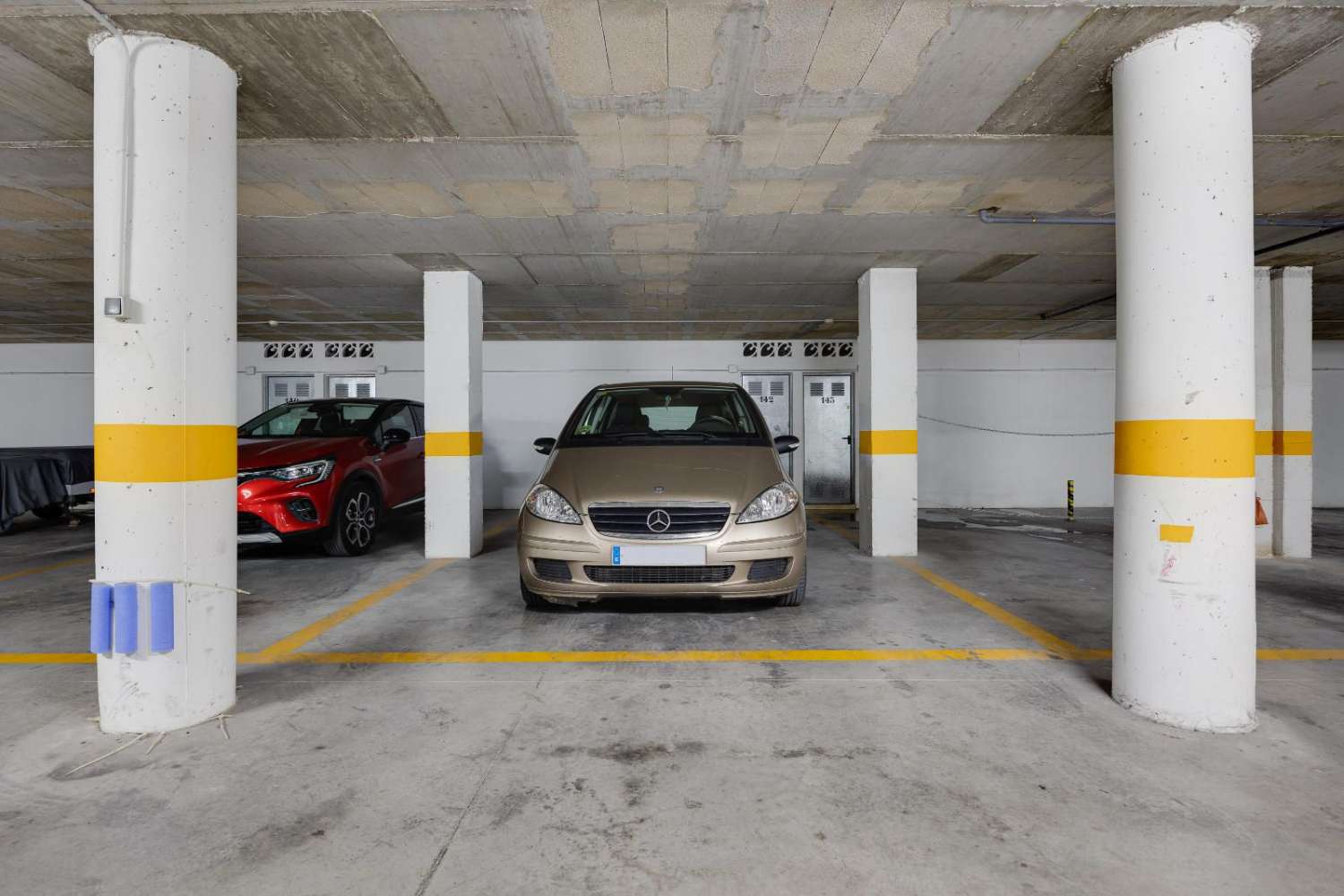 ROMSLIG 3-ROMS LEILIGHET MED GARASJE, LAGERROM OG FELLES BASSENG I TORREVIEJA