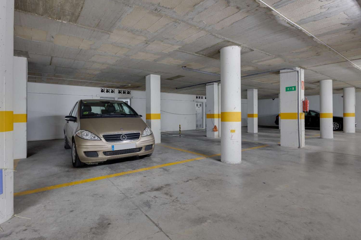 ROMSLIG 3-ROMS LEILIGHET MED GARASJE, LAGERROM OG FELLES BASSENG I TORREVIEJA