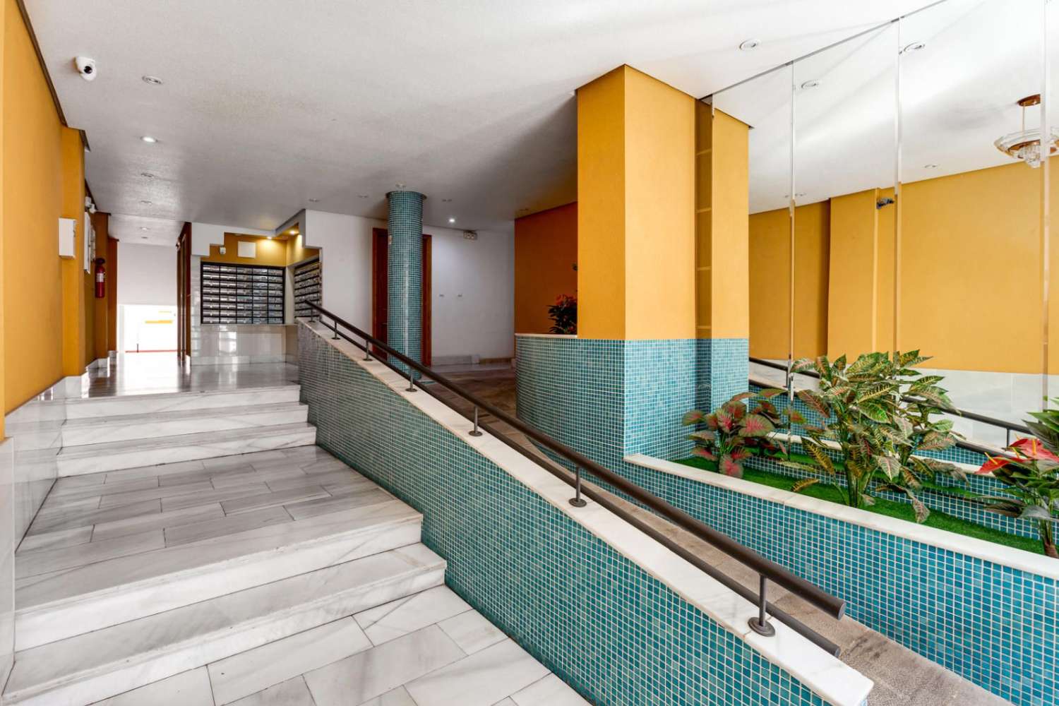 ROMSLIG 3-ROMS LEILIGHET MED GARASJE, LAGERROM OG FELLES BASSENG I TORREVIEJA