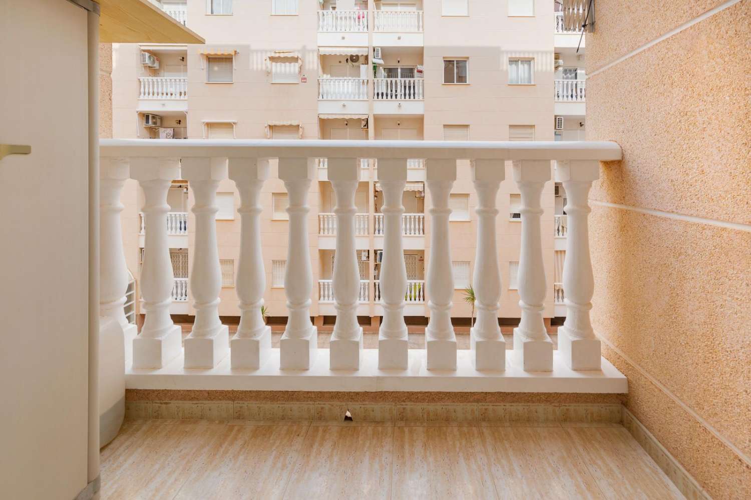 ROMSLIG 3-ROMS LEILIGHET MED GARASJE, LAGERROM OG FELLES BASSENG I TORREVIEJA