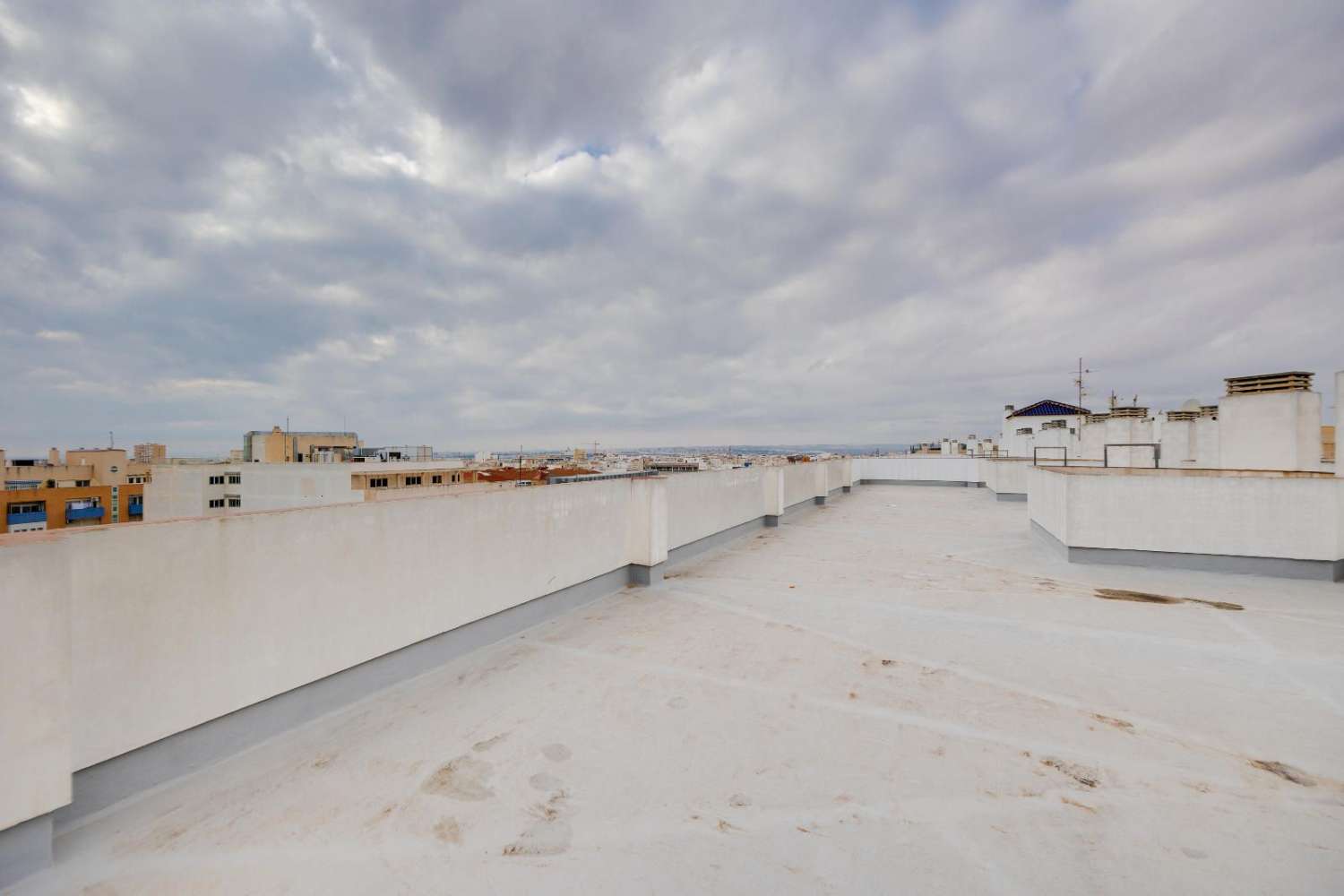 ROMSLIG 3-ROMS LEILIGHET MED GARASJE, LAGERROM OG FELLES BASSENG I TORREVIEJA