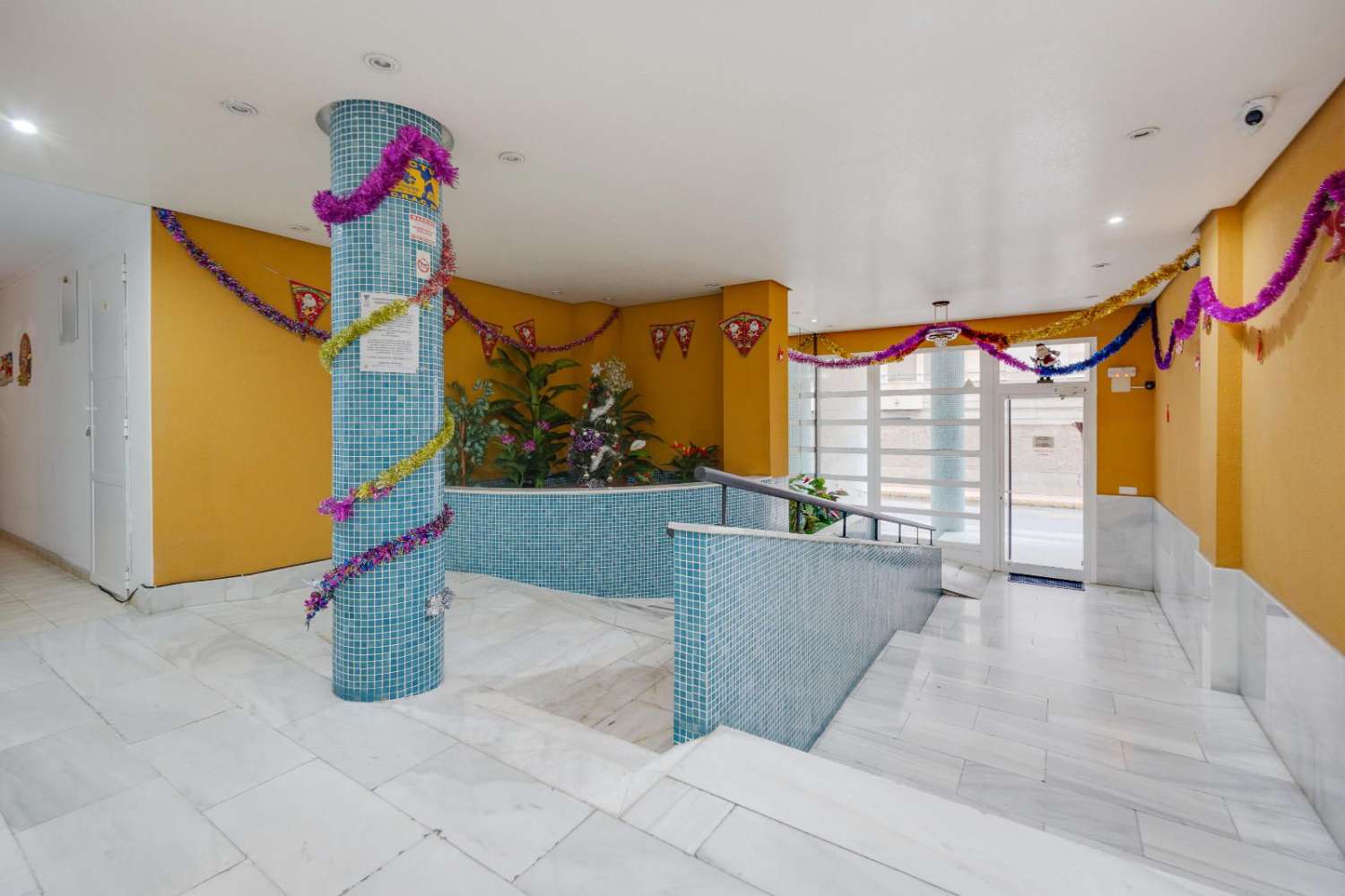 ROMSLIG 3-ROMS LEILIGHET MED GARASJE, LAGERROM OG FELLES BASSENG I TORREVIEJA