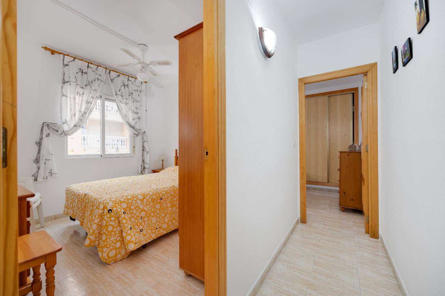 ROMSLIG 3-ROMS LEILIGHET MED GARASJE, LAGERROM OG FELLES BASSENG I TORREVIEJA